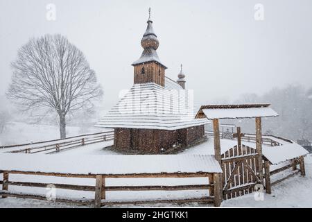 Die griechisch-katholische Holzkirche des hl. Basilius des Großen in einem Dorf Hrabova Roztoka, Slowakei Stockfoto