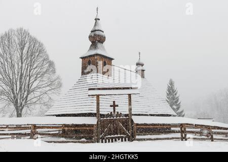 Die griechisch-katholische Holzkirche des hl. Basilius des Großen in einem Dorf Hrabova Roztoka, Slowakei Stockfoto