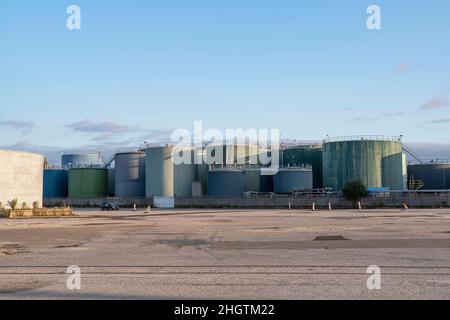 Kraftstoffspeicher im Hafen von Le Havre in Frankreich Stockfoto