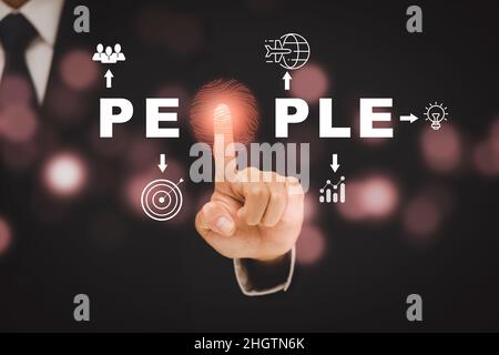Geschäftsmann Touchscreen HR Human, Menschen Symbol auf dem Grafikbildschirm eines Medienbildschirms, Technology Process System Geschäft mit Rekrutierung, Einstellung, Team Stockfoto
