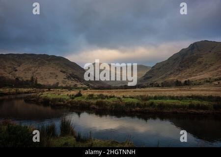 Der braune Torf bedeckte Berge im Connemara National Park, Grafschaft Galway Irland im Herbst. Stockfoto