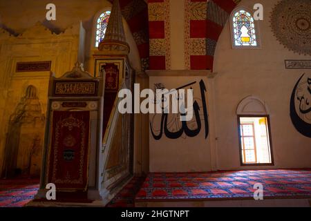 Minbar und der Name Allahs an der Wand in der alten Edirne Moschee. Ramadan oder kandil oder Laylat al-qadr oder islamisches Hintergrundbild. Edirne Türkei - 10,25. Stockfoto