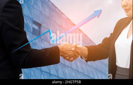 Doppelbelichtung von Business Partner Handshake zwischen einem Mann und einer Frau auf blauem Himmel Hintergrund, Business Deal, Handshake auf modernem blauem Hintergrund, Te Stockfoto