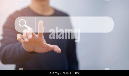 Geschäftsmann auf Internet-Suchseite auf einem Computer-Touchscreen oder leere Suchleiste, Internet-und Technologie-Konzept, Analyse des Internets zu c Stockfoto