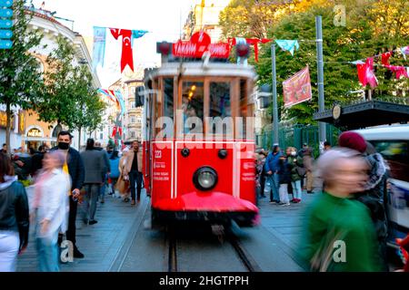 Istiklal Avenue in Istanbul. Bewegung Unschärfe von Menschen und Straßenbahn in Istiklal Straße. Istanbul Türkei - 11.13.2021 Stockfoto