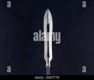 Arrowhead (Yanone) Japanisch des 18th. Jahrhunderts Obwohl japanische Krieger heute am meisten für ihre Schwertkunst bekannt sind, ist Bogenschießen, vor allem vom Pferderücken aus, seit Jahrhunderten ein wesentlicher Bestandteil der Samurai-Kriegsführung und -Kultur. Pfeile wurden mit unterschiedlich geformten Köpfen versehen, je nach ihrem Verwendungszweck im Krieg, bei der Jagd oder bei der Zielübung. Pfeilspitzen, die für den Einsatz auf dem Schlachtfeld entwickelt wurden, enthalten verschiedene Designs, die für spezielle Zwecke wie das Durchstechen von Rüstungen oder maximale Schäden an Pferden und unbewaffneten Mitarbeitern vorgesehen sind.große Pfeilspitzen, durchbohrt und aufwendig mit la gemeißelt Stockfoto