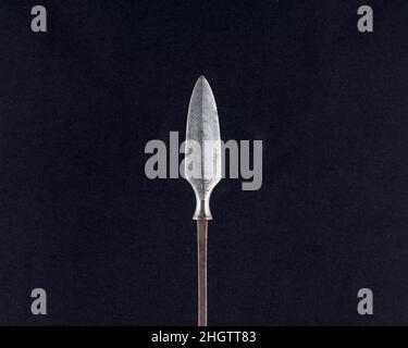 Arrowhead (Yanone) Japanisch des 18th. Jahrhunderts Obwohl japanische Krieger heute am meisten für ihre Schwertkunst bekannt sind, ist Bogenschießen, vor allem vom Pferderücken aus, seit Jahrhunderten ein wesentlicher Bestandteil der Samurai-Kriegsführung und -Kultur. Pfeile wurden mit unterschiedlich geformten Köpfen versehen, je nach ihrem Verwendungszweck im Krieg, bei der Jagd oder bei der Zielübung. Pfeilspitzen, die für den Einsatz auf dem Schlachtfeld entwickelt wurden, enthalten verschiedene Designs, die für spezielle Zwecke wie das Durchstechen von Rüstungen oder maximale Schäden an Pferden und unbewaffneten Mitarbeitern vorgesehen sind.große Pfeilspitzen, durchbohrt und aufwendig mit la gemeißelt Stockfoto