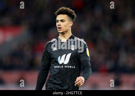Stoke on Trent, Großbritannien. 22nd Januar 2022. Antonee Robinson von Fulham schaut auf. EFL Skybet Championship Match, Stoke City gegen Fulham im bet365 Stadium in Stoke on Trent am Samstag, 22nd. Januar 2022. Dieses Bild darf nur für redaktionelle Zwecke verwendet werden. Nur zur redaktionellen Verwendung, Lizenz für kommerzielle Nutzung erforderlich. Keine Verwendung bei Wetten, Spielen oder Veröffentlichungen in einem Club/einer Liga/einem Spieler.PIC von Chris Stading/Andrew Orchard Sports Photography/Alamy Live News Credit: Andrew Orchard Sports Photography/Alamy Live News Stockfoto
