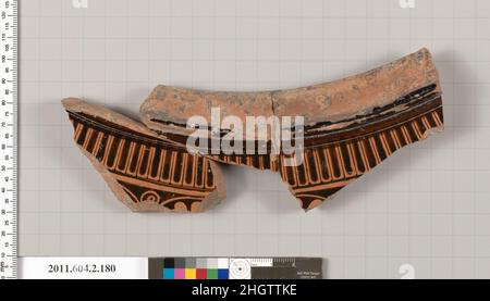 Terrakotta-Fragment eines Stamnos (Glas) 520–510 v. Chr. Griechisch, Dachboden über der Schulter, ein profilierter konkaver Ring, in schwarzer Glasur; an der Schulter ein Band aus Zungen; unter einem dicken Band aus Reserve; Teil von zwei umschriebenen Palmetten und Ranken. Terrakotta-Fragment eines Stamnos (Glas). Griechisch, Dachboden. 520–510 V. CHR. Terrakotta; rote Figur. Archaisch. Vasen Stockfoto