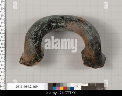 Terracotta Fragment eines stamnos (Glas) erstes Viertel des 5th Jahrhunderts B.C. griechisch, attischer kompletter Bügel von einem stamnos; der Bügel wird auf dem Inneren glasiert. Terrakotta-Fragment eines Stamnos (Glas). Griechisch, Dachboden. Erstes Viertel des 5th. Jahrhunderts B.C. Terrakotta; rote Figur. Archaisch/Frühklassizistisch. Vasen Stockfoto