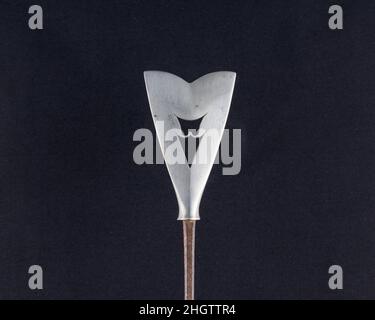 Arrowhead (Yanone) Japanisch des 18th. Jahrhunderts Obwohl japanische Krieger heute am meisten für ihre Schwertkunst bekannt sind, ist Bogenschießen, vor allem vom Pferderücken aus, seit Jahrhunderten ein wesentlicher Bestandteil der Samurai-Kriegsführung und -Kultur. Pfeile wurden mit unterschiedlich geformten Köpfen versehen, je nach ihrem Verwendungszweck im Krieg, bei der Jagd oder bei der Zielübung. Pfeilspitzen, die für den Einsatz auf dem Schlachtfeld entwickelt wurden, enthalten verschiedene Designs, die für spezielle Zwecke wie das Durchstechen von Rüstungen oder maximale Schäden an Pferden und unbewaffneten Mitarbeitern vorgesehen sind.große Pfeilspitzen, durchbohrt und aufwendig mit la gemeißelt Stockfoto