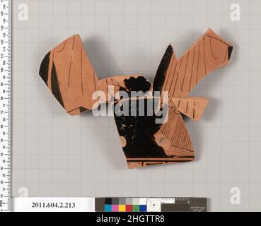 Terrakotta-Fragment eines Stamnos (Krug) 450–440 v. Chr. Griechisch, attisch Unterer Körper eines drapierten Männchens, angelehnt an einen Stock; Teil einer drapierten Frau nach rechts, trägt einen Chiton und himation; unten, oben von Mäander mit saltire Quadrate. Terrakotta-Fragment eines Stamnos (Glas). Griechisch, Dachboden. 450–440 V. CHR. Terrakotta; rote Figur. Klassisch. Vasen Stockfoto