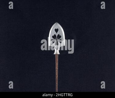 Arrowhead (Yanone) Japanisch des 18th. Jahrhunderts Obwohl japanische Krieger heute am meisten für ihre Schwertkunst bekannt sind, ist Bogenschießen, vor allem vom Pferderücken aus, seit Jahrhunderten ein wesentlicher Bestandteil der Samurai-Kriegsführung und -Kultur. Pfeile wurden mit unterschiedlich geformten Köpfen versehen, je nach ihrem Verwendungszweck im Krieg, bei der Jagd oder bei der Zielübung. Pfeilspitzen, die für den Einsatz auf dem Schlachtfeld entwickelt wurden, enthalten verschiedene Designs, die für spezielle Zwecke wie das Durchstechen von Rüstungen oder maximale Schäden an Pferden und unbewaffneten Mitarbeitern vorgesehen sind.große Pfeilspitzen, durchbohrt und aufwendig mit la gemeißelt Stockfoto