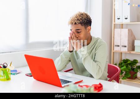 Traurige hispanische lateinische Teenager junge Beratung Prüfungsnotizen auf dem Campus online Stockfoto