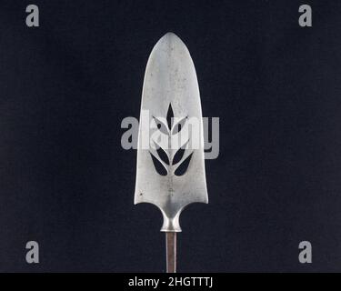 Arrowhead (Yanone) Japanisch des 18th. Jahrhunderts Obwohl japanische Krieger heute am meisten für ihre Schwertkunst bekannt sind, ist Bogenschießen, vor allem vom Pferderücken aus, seit Jahrhunderten ein wesentlicher Bestandteil der Samurai-Kriegsführung und -Kultur. Pfeile wurden mit unterschiedlich geformten Köpfen versehen, je nach ihrem Verwendungszweck im Krieg, bei der Jagd oder bei der Zielübung. Pfeilspitzen, die für den Einsatz auf dem Schlachtfeld entwickelt wurden, enthalten verschiedene Designs, die für spezielle Zwecke wie das Durchstechen von Rüstungen oder maximale Schäden an Pferden und unbewaffneten Mitarbeitern vorgesehen sind.große Pfeilspitzen, durchbohrt und aufwendig mit la gemeißelt Stockfoto