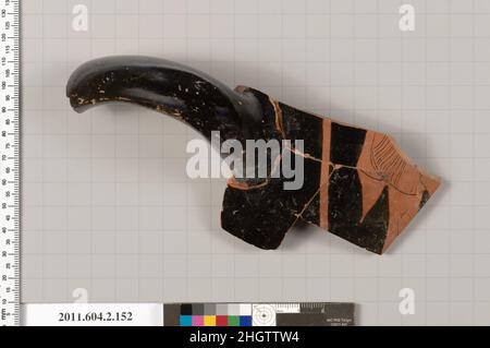 Terracotta Fragment eines Stamnos (Glas) 470–460 B.C. Griechisch, attischer Teil des Bügels eines Stamnos; der Bügel ist unglasiert auf der Innenseite; Teil der Beine eines drapierten Männchens nach rechts. Terrakotta-Fragment eines Stamnos (Glas). Griechisch, Dachboden. 470–460 V. CHR. Terrakotta; rote Figur. Klassisch. Vasen Stockfoto