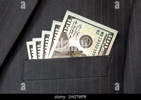 Amerikanische Dollar-Banknoten in der Tasche für Geschäftsleute. Geld in der Tasche des Business-Anzugs Stockfoto