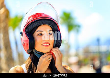 Schöne Frau Roller Fahrer fahren ein Fahrrad genießen ihre tropicals Wochenenden Stockfoto