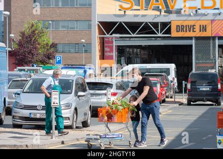 BRNO, TSCHECHISCHE REPUBLIK - MAI 22,2020: Heimwerkermarkt Hornbach, Menschen können einkaufen, nachdem die Sperrung eine Covid-19-Pandemie verursacht hat. Stockfoto