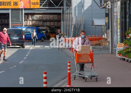 BRNO, TSCHECHISCHE REPUBLIK - MAI 22,2020: Heimwerkermarkt Hornbach, Menschen können einkaufen, nachdem die Sperrung eine Covid-19-Pandemie verursacht hat. Stockfoto