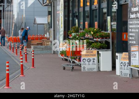 BRNO, TSCHECHISCHE REPUBLIK - MAI 22,2020: Eintritt in den Markt für Heimwerkerbedarf Hornbach, Menschen können einkaufen, nachdem die Sperrung eine Covid-19-Pandemie verursacht hat. Stockfoto