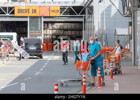 BRNO, TSCHECHISCHE REPUBLIK - MAI 22,2020: Heimwerkermarkt Hornbach, Menschen können einkaufen, nachdem die Sperrung eine Covid-19-Pandemie verursacht hat. Stockfoto