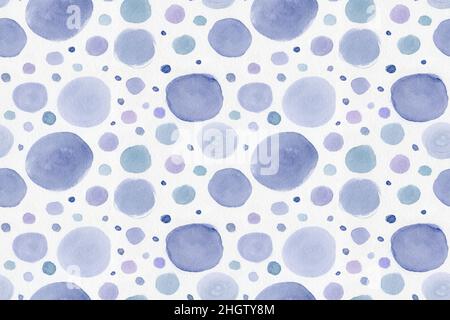 Handgezeichnetes, nahtloses Muster mit blauen und violetten Wasserfarben und Punktmuster Stockfoto