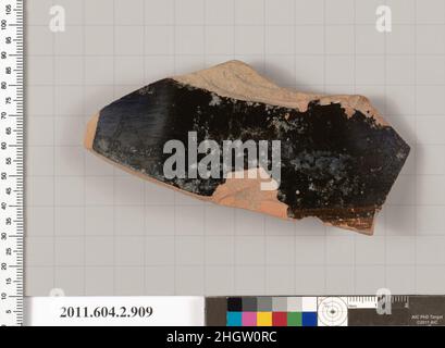 Terrakotta-Fragment eines Glockenkraters (Schüssel zum Mischen von Wein und Wasser)? Die zweite Hälfte des 5th. Jahrhunderts v. Chr. griechisch, attisch schwarze Glasur Fragment von einem Glockenkrater?. Terrakotta-Fragment eines Glockenkraters (Schüssel zum Mischen von Wein und Wasser)?. Griechisch, Dachboden. Zweite Hälfte des 5th. Jahrhunderts v. Chr.. Terrakotta; rote Figur. Klassisch. Vasen Stockfoto