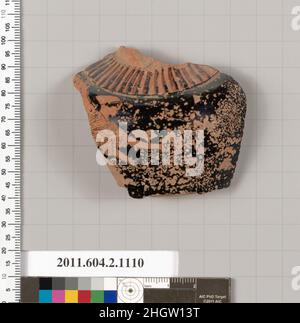 Terrakotta-Fragment eines hockenden Lekithos (Ölflasche)? 460–450 v. Chr. Griechisch, Dachboden an der Schulter, ein Band aus Zungen; unten eine drapierte, geflügelte Frau nach rechts, mit einem Chiton und einem sakkos, mit ausgestreckten Armen. Terrakotta-Fragment eines hockenden Lekithos (Ölflasche)?. Griechisch, Dachboden. 460–450 V. CHR. Terrakotta; rote Figur. Klassisch. Vasen Stockfoto