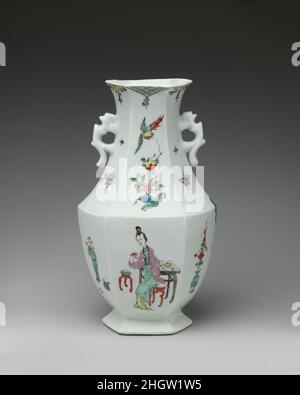 Vase ca. 1753–54 Worcester Factory die markante sechseckige Form dieser frühen Worcester Vase basiert auf einer archaischen chinesischen Bronzeform. Die gemalte Dekoration ist in einer chinesischen 'Famille verte' Farbpalette, die sich von der japanischen Kakiemon Porzellan, das auch britische Fabriken imitiert unterschieden. Die Vase ist repräsentativ für eine seltene Gruppe von frühem Worcester Porzellan, das chinesische Beispiele eng nachahmt, obwohl asiatische Motive typischerweise von britischen Künstlern lockerer interpretiert wurden. Vase. Britisch, Worcester. Ca. 1753–54. Weiches Porzellan. Werk in Worcester (Großbritannien, 1751–2008). Keramik Stockfoto