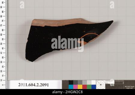 Terrakotta-Fragment eines Stamnos (Glas)? 480–470 v. Chr. Griechisch, Dachboden, Stirn, Nasenrücken und linke Augenbraue einer gefüllten Jugend nach links. Terrakotta-Fragment eines Stamnos (Glas)?. Griechisch, Dachboden. 480–470 V. CHR. Terrakotta; rote Figur. Frühe Klassik. Vasen Stockfoto