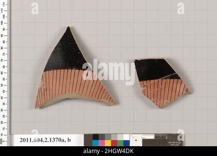 Terrakotta-Fragmente eines Skyphos (tiefer Trinkbecher) zweites Viertel des 5th. Jahrhunderts v. Chr. Griechisch, Dachband mit sehr schmalen Strahlen. Terrakotta-Fragmente eines Skyphos (tiefer Trinkbecher). Griechisch, Dachboden. Zweites Viertel des 5th. Jahrhunderts B.C. Terrakotta; rote Figur. Klassisch. Vasen Stockfoto