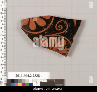 Terrakotta-Fragment eines Stamnos (Glas)? 520–500 v. Chr. Griechische, attische Teile von zwei umschriebenen Palmetten und Ranken; etwas Drapierkunst?. Terrakotta-Fragment eines Stamnos (Glas)?. Griechisch, Dachboden. 520–500 V. CHR. Terrakotta; rote Figur. Archaisch. Vasen Stockfoto