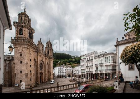 Mondoñedo, Lugo, Spanien; 28th. Juli 2021: Platz der Kathedrale, Wo die Kathedrale steht, umgeben von alten Häusern mit verglasten Balkonen mit Blick auf die A Stockfoto