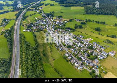 Luftaufnahme, Autobahn A45 und Stadtansicht Frenkhausen, Drolshagen, Sauerland, Nordrhein-Westfalen, Deutschland, Autobahn, DE, Europa, Fernsicht, Prope Stockfoto