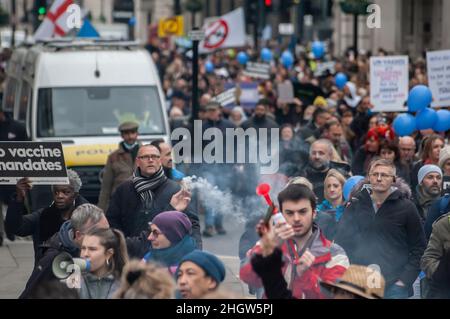 London, England. 22nd. Januar 2022. NHS-Mitarbeiter protestieren in London gegen obligatorische Impfungen. Kredit: Jessica Girvan/Alamy Live Nachrichten Stockfoto