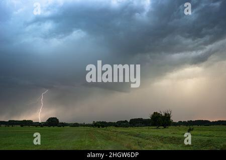 Blitze treffen auf die Ebenen ein Stockfoto