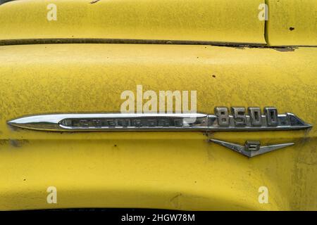 Detail des Chrom-Namensschildes auf einem 1956 Chevy 8500 LKW in einem Schrottplatz in Idaho, USA Stockfoto