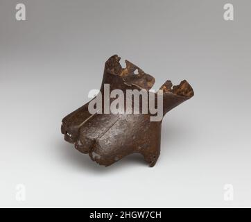 Handschuh für die rechte Hand, von Schloss Tannenberg ca. 1380 Deutsch dieser Gauner wurde 1849 bei der Ausgrabung der Burg Tannenberg (bei Darmstadt) gefunden, die 1399 durch Belagerung zerstört worden war. Handschuh für die rechte Hand, von Schloss Tannenberg. Deutsch. Ca. 1380. Stahl. Panzerteile-Stulpen Stockfoto