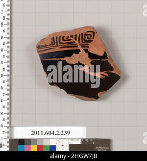 Terrakotta-Fragment eines Stamnos (Glas) 460–440 v. Chr. Griechisch, Dachboden und Kreuzquadrat mit Punkten. Terrakotta-Fragment eines Stamnos (Glas). Griechisch, Dachboden. 460–440 V. CHR. Terrakotta; rote Figur. Klassisch. Vasen Stockfoto