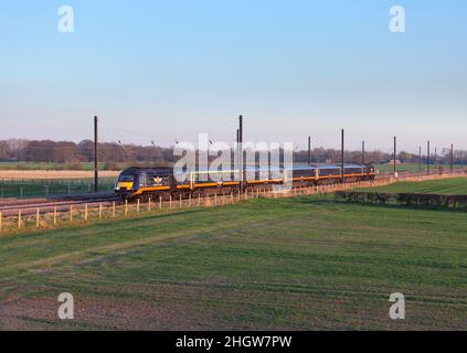 Arriva Grand Central Hochgeschwindigkeitszug ( Intercity 125 ), der Newsham auf der Hauptlinie der Ostküste mit Kraftfahrzeugen 43468 + 43484 passiert Stockfoto