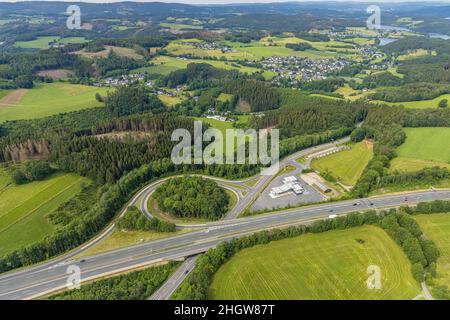 Luftaufnahme, Autobahnkreuz Drolshagen, Autobahn A45 mit Tankstelle und Baumumfahrung, Germinghausen, Drolshagen, Sauerland, Nordrhein-Wes