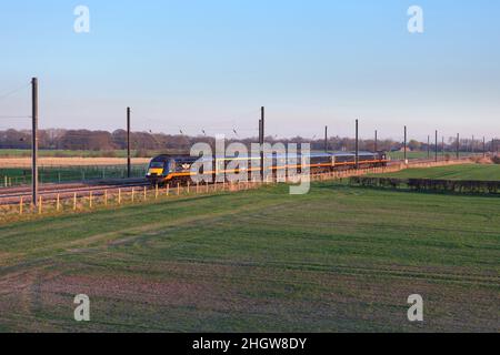 Arriva Grand Central Hochgeschwindigkeitszug ( Intercity 125 ), der Newsham auf der Hauptlinie der Ostküste mit Kraftfahrzeugen 43468 + 43484 passiert Stockfoto