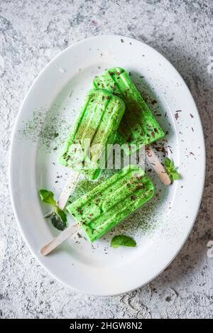 Matcha Eis auf grauem Hintergrund. Draufsicht. Stockfoto