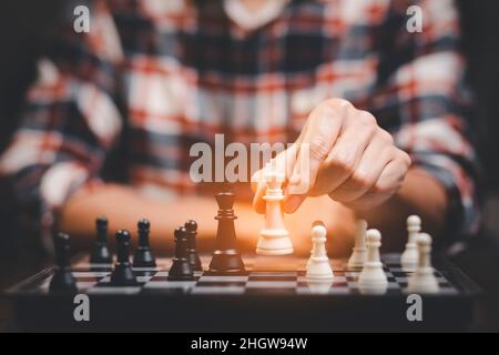 Planungs- und Entscheidungskonzept, Geschäftsmann mit Strategie wettbewerbsfähige Ideen Konzept mit Schachbrett Spiel. Geschäftliche Konkurrenz, Kampf und Konfrontation Stockfoto