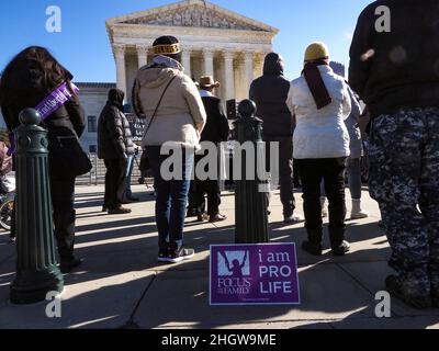 22. Januar 2022, Washington, District of Columbia, USA: Am 49th. Jahrestag der Entscheidung von Roe v. Wade kamen Gegner, um zu beten, dass der Oberste Gerichtshof der USA in diesem Jahr das historische Urteil kippt. (Bild: © Sue Dorfman/ZUMA Press Wire) Stockfoto