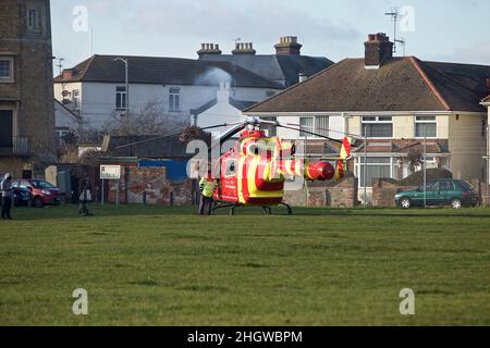 Ein MD902 Explorer, der im Besitz von Essex und Herts Air Ambulance ist und von diesem betrieben wird, der an einem Zwischenfall in Harwich teilnimmt. Stockfoto