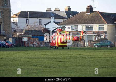 Ein MD902 Explorer, der im Besitz von Essex und Herts Air Ambulance ist und von diesem betrieben wird, der an einem Zwischenfall in Harwich teilnimmt. Stockfoto