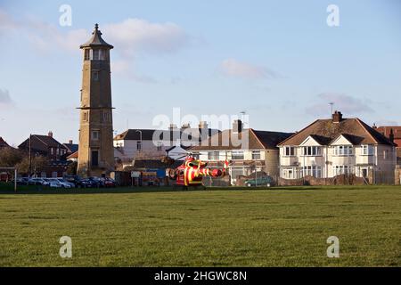 Ein MD902 Explorer, der im Besitz von Essex und Herts Air Ambulance ist und von diesem betrieben wird, der an einem Zwischenfall in Harwich teilnimmt. Stockfoto