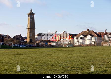 Ein MD902 Explorer, der im Besitz von Essex und Herts Air Ambulance ist und von diesem betrieben wird, der an einem Zwischenfall in Harwich teilnimmt. Stockfoto